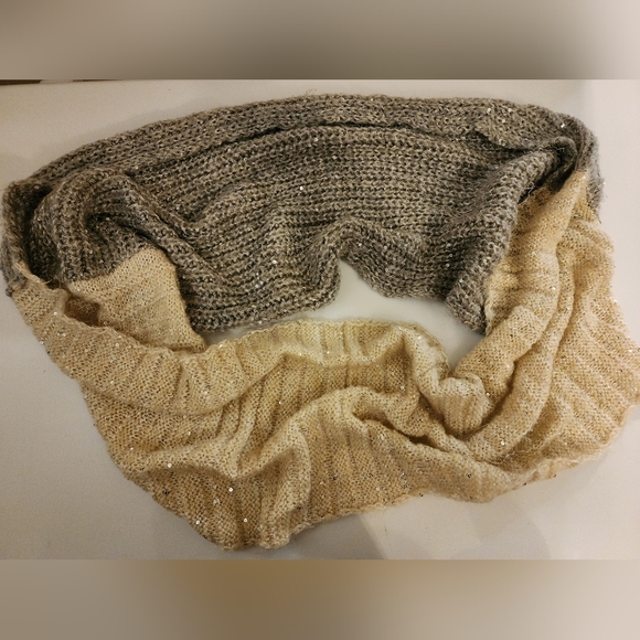 Grey/white scarf - Picture 3 of 3